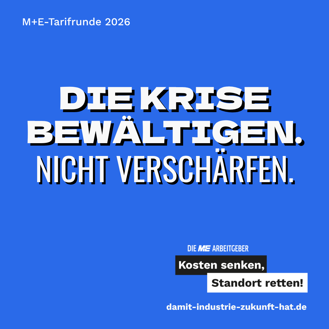MEArbeitgeber's tweet photo. Auch im Juli gingen über 10.000 Arbeitsplätze in der M+E-Industrie verloren – ohne Reformen zur Verbesserung der Wettbewerbsfähigkeiten keine Chance auf Trendwende erkennbar

Nach Daten des Statistischen Bundesamtes ist die Zahl der M+E-Beschäftigten im Juli auf 3,715 Millionen gesunken, womit der tiefste Stand seit Januar 2014 verzeichnet wurde. Im Vergleich zum Juni gingen erneut über 10.000 M+E-Arbeitsplätze verloren. Der Rückgang hat sich damit nochmals beschleunigt. Seit 2019 summiert sich der Abbau auf fast 350.000 Stellen. Dennoch ist der Druck auf die Arbeitsplätze unverändert groß: Seit 2018 ist die M+E Produktion fast doppelt so stark geschrumpft wie die Beschäftigung, die Unterauslastung hält unvermindert an. Daher waren die Personalpläne im August den 38. Monat in Folge im negativen Bereich. 

Gesamtmetall-Chefvolkswirt Lars Kroemer: „Zu viele Unternehmen können am Standort nicht mehr rentabel produzieren. Der Industrie- und Produktionsstandort Deutschland ist international nicht mehr ausreichend wettbewerbsfähig. Das liegt an zu hohen Steuern, Bürokratielasten, den hohen Energiepreisen und den hohen Arbeitskosten, die nicht zuletzt durch die steigenden Sozialbeiträge nach oben getrieben werden. Die Handelspolitik Chinas, die US-Zölle und die Lage am Golf machen die Lage nicht besser – aber sie sind nicht die Ursache unserer Probleme, und sie dürfen nicht als Ausrede herhalten“.
 
Kroemer betonte, dass es keine Anzeichen für eine Trendwende gebe. „Ohne echte Reformen, die die Wettbewerbsfähigkeit des Strandortes wieder stärken, wird die De-Industrialisierung weiter gehen. Allein in der M+E-Industrie sind weitere 300.000 Arbeitsplätze gefährdet. Noch halten die Firmen es mehrheitlich für möglich, dass ein Wideraufbau nach Reformen gelingt. Viele haben allerdings auch schon die Hoffnung aufgegeben und entsprechende Investitionsentscheidungen getroffen. Die Politik darf deshalb weder auf Zeit spielen noch auf Gesundbeten setzen – sie muss handeln. Und zwar schnell und überzeugend.“

#TRME26