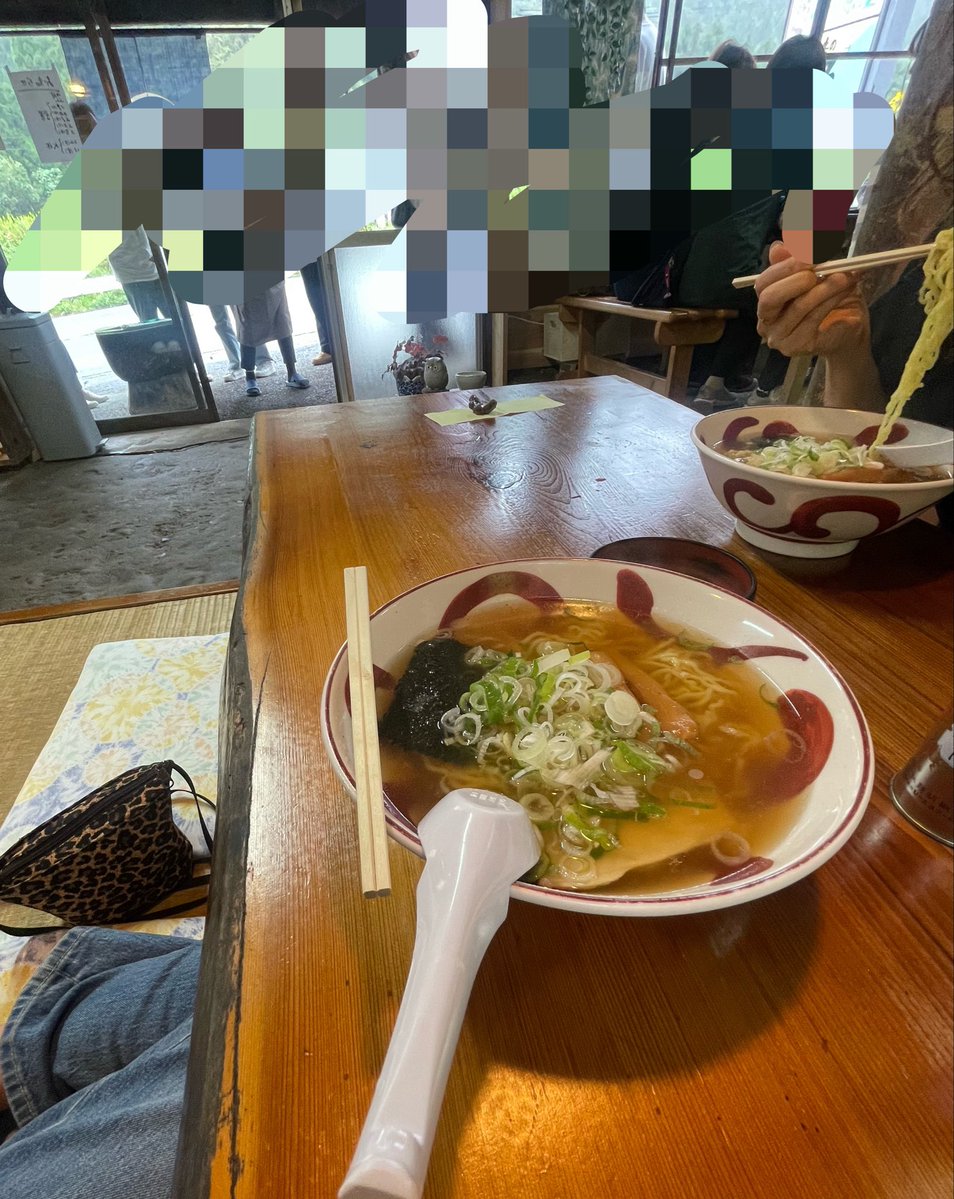 7216akko_a's tweet photo. 今日食べた美味しいもの。ここのラーメンすごくタイプ！
おいしかったぁ。お餅セット。
ラーメン屋じゃなく、山の中にある茶屋！人気店で並んだよ。かき氷も食べたかったけど、別なお店の限定かき氷を食べに行くことにしたから断念。お店のおばちゃんまた来年ね🍧って言ってくれた。 https://t.co/Bd5IyTkCIg