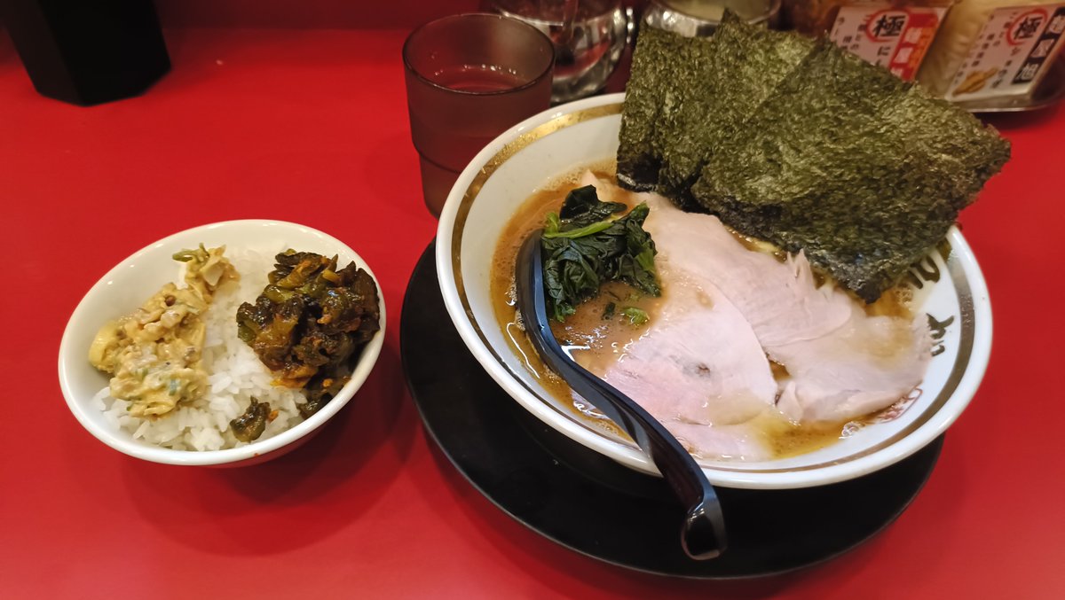 usamiusamimi12's tweet photo. 次郎インスパイア食べて家系追うの本当にアホ😇 https://t.co/q0mNunSuan