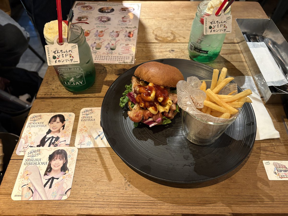 cubelemon's tweet photo. ケイジャンチキンのマッケンチーズバーガー と
メロンクリームソーダ × 2 をいただきます🙏🏻
#NMB48 × #goodspoon
#システムエラーで2つきた https://t.co/6QNUZ89ULn