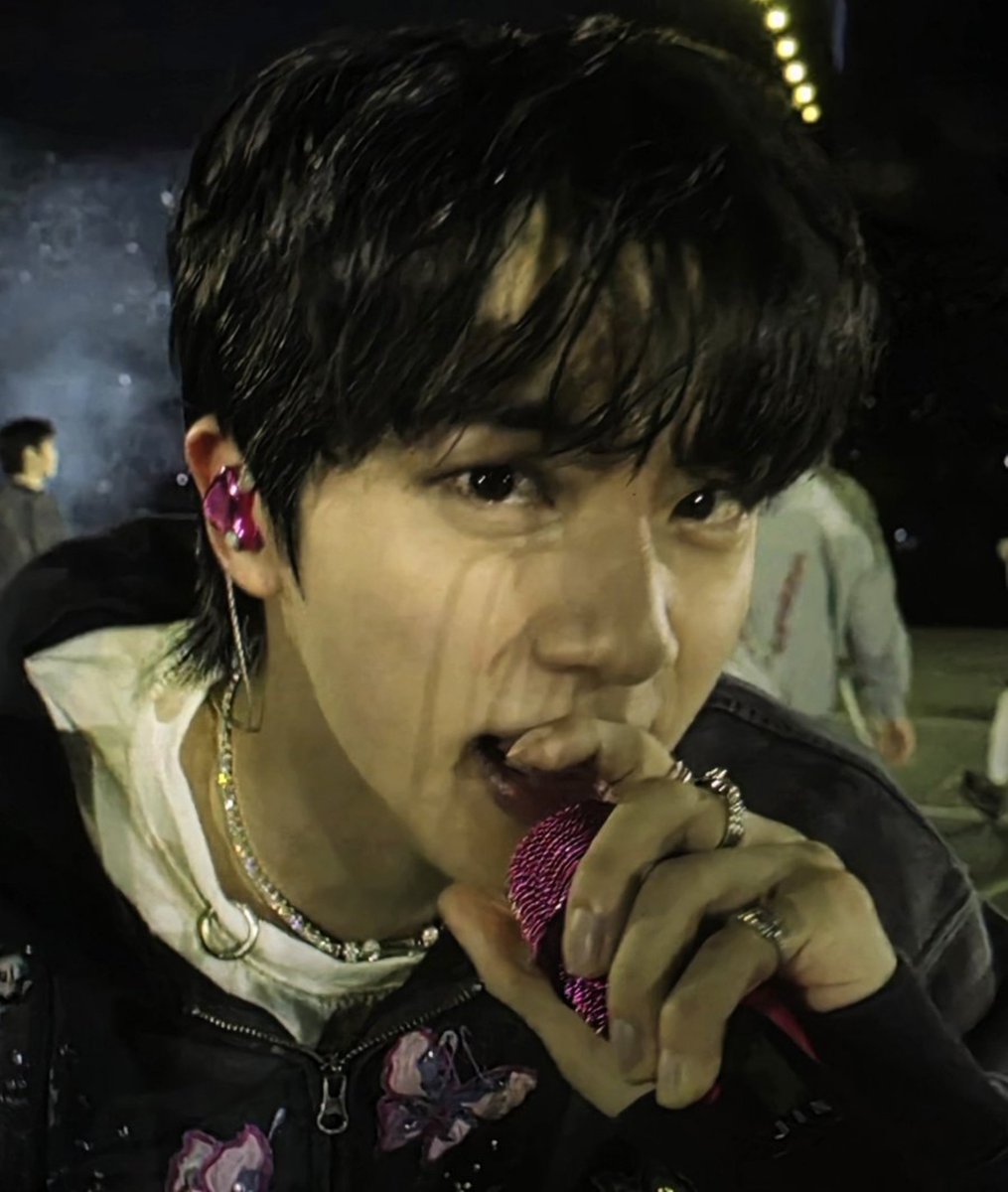 jinspam_'s tweet photo. 👤: You have really clear eyes 
🐹: They sparkle, right?

His eyes literally holds the entire galaxy in them https://t.co/eb39pJM06w