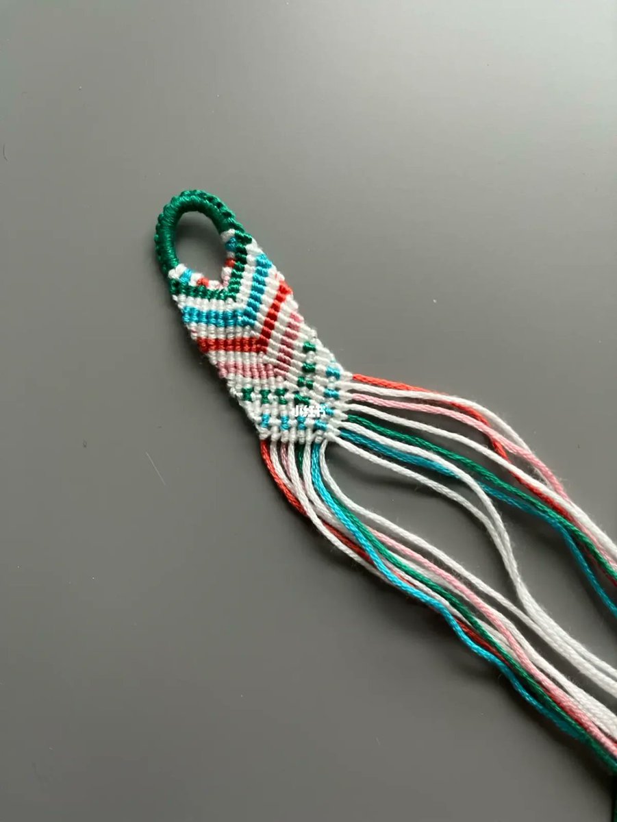 MernaAcebobg's tweet photo. DIY pulsera macramé con hilos de colores! Solo necesitas nudos básicos y un poco de creatividad para hacer un detalle único en 15 minutos ， https://t.co/QeSyE6WCVj