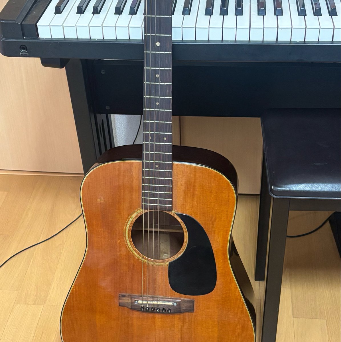 mi_ur8's tweet photo. 最近おばあちゃんからもらったギターで弾き始めたんだけど中々楽しい😙ちなみにエレカシの今宵の月のように弾いてる、やっぱ楽器新しく始めると曲の深みを知れていいね https://t.co/b4IPWFerfu