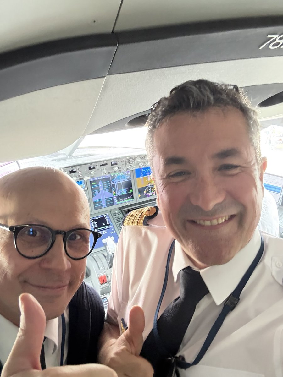 marcleflour's tweet photo. Avec @franck_marceau, alors qu'il allait s'envoler vers KIX aux commandes du @Boeing 789 Dreamliner F-HRBF.
Encore un bon moment passé ensemble, merci !
@airfrance
#airfrance #af292 #fhrbf #b787 #dreamliner https://t.co/o5Mvnw5vEJ