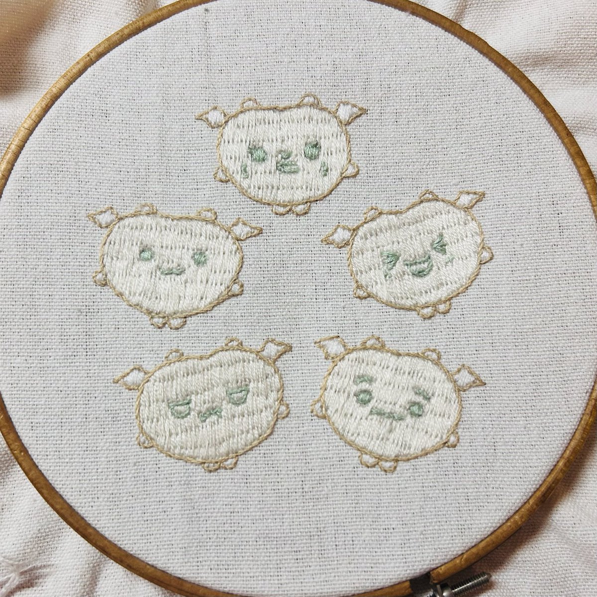 hr_s_hr's tweet photo. 刺繍に初挑戦🪡🧵 https://t.co/kXCtITeOUH