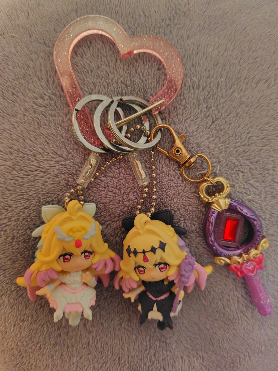 millochebich's tweet photo. アルカナのマスコットお迎えできたのでアルカナシャドウとミニチュアのティアアルカナロッドと一緒につけました🤍🖤✨ https://t.co/2loYm4aByD