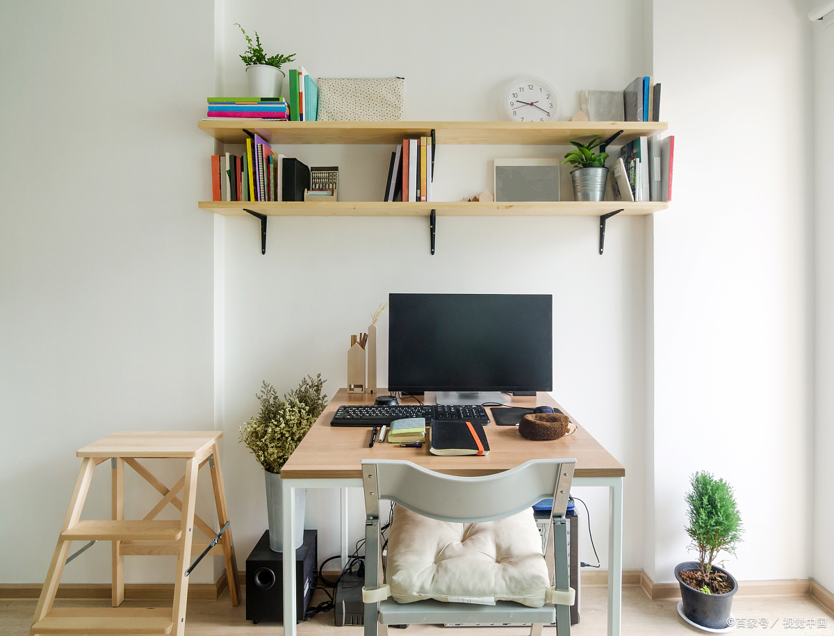 KenaRazonmtjn's tweet photo. Organización de escritorio minimalista para aumentar la productividad: solo artículos necesarios, luz natural y un toque verde https://t.co/dz6GS2c7mM