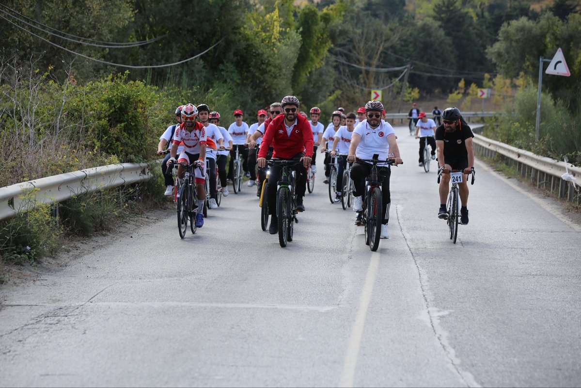 sporarnavutkoy's tweet photo. 🚴 Avrupa Hareketlilik Haftası kapsamında Durusu Mahallesi’nden Karaburun Sahili’ne pedal çevirdik.

Belediye Başkanımız Mustafa Candaroğlu’nun da katıldığı bisiklet turunda hareketli ve sağlıklı yaşam için hep birlikte yoldaydık.

#AvrupaHareketlilikHaftası #ArnavutköyBelediyesi https://t.co/JE8JAFkrAJ