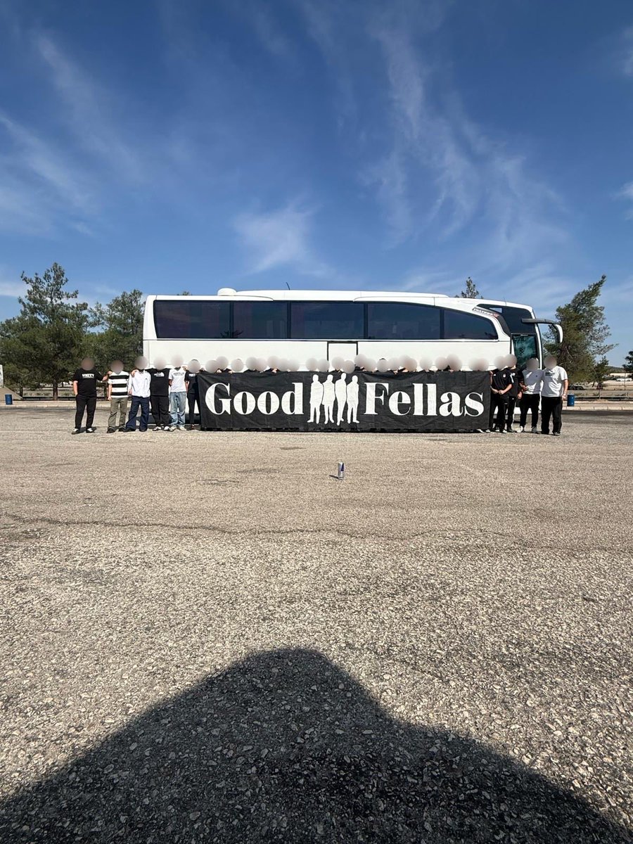 goodfellas1903's tweet photo. Liste yapılmadı, kimse sistemden bilet alamadı. Tek bildiğimiz şeyi yapmak, ülkenin her köşesinde sadece Beşiktaş diye haykırmak için bir otobüs biletsiz yola çıktık.

“Yol hedeften önemlidir.” dedik. Beşiktaşlıyı kimseye satmadık, kimseyle de dostluk kurmadık. Kuranlarla da aynı safta yer almadık.

Kartallar gibi gittik, stadyumun dışında Beşiktaş’ı haykırdık. Dönüşte taş atana fişekle karşılık verdik. Kartallar gibi de döndük!

“İlkemiz Beşiktaş.” dedik. İlkeden değil taviz, sapma bile yapmadık.

Bu tribünde sadece Beşiktaş diyemeyen herkes de bu saatten sonra karşımızdadır.

İLKEMİZ BEŞİKTAŞ JK!
İLKEDEN TAVİZ, İNTİHAR DEMEKTİR!