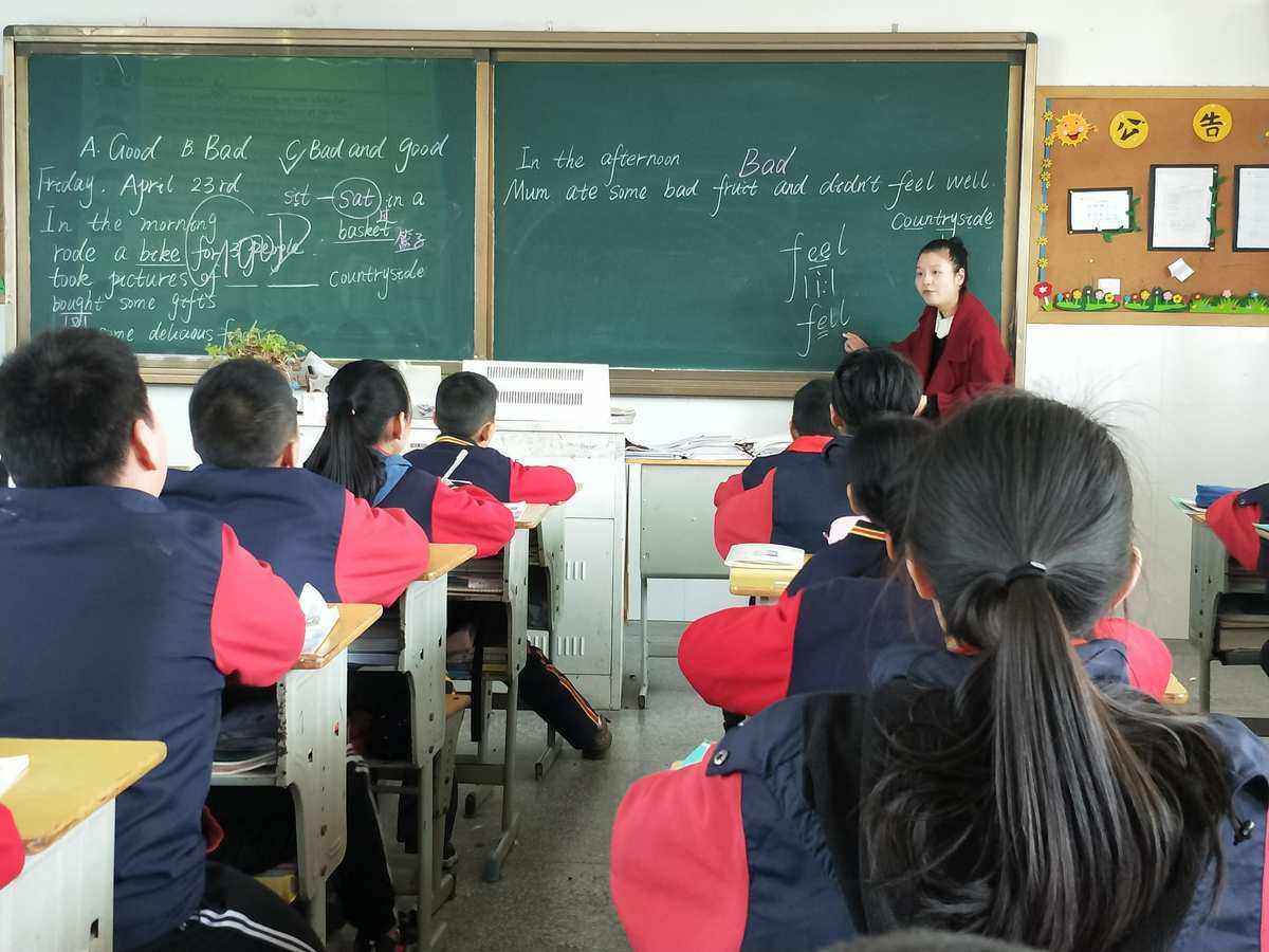 ElainaReingc0r's tweet photo. Hoy en clase, el profesor de matemáticas se equivocó al resolver un problema y un alumno lo corrigió. El profesor se sonrojó y dijo: "Gracias, eres el único que me escucha hoy!" https://t.co/IQqjYGLuKX