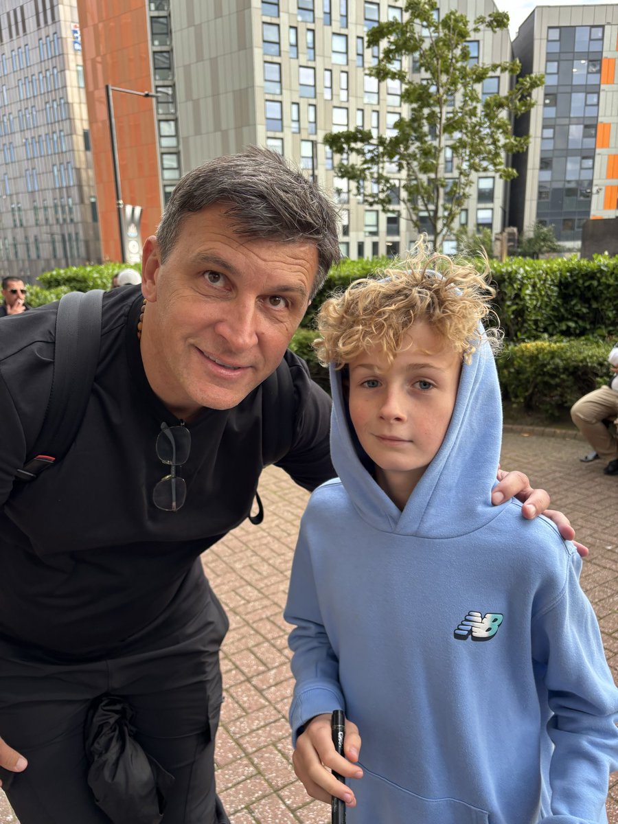 hodgsonaw's tweet photo. Don’t normally see this in football. @HullCity manager top man , gracious in defeat . Said well done to Wilf on Newcastle winning , having also said that on TV. Leaves a good impression on kids compared to the likes of Arteta https://t.co/ZaHKLxQkwm