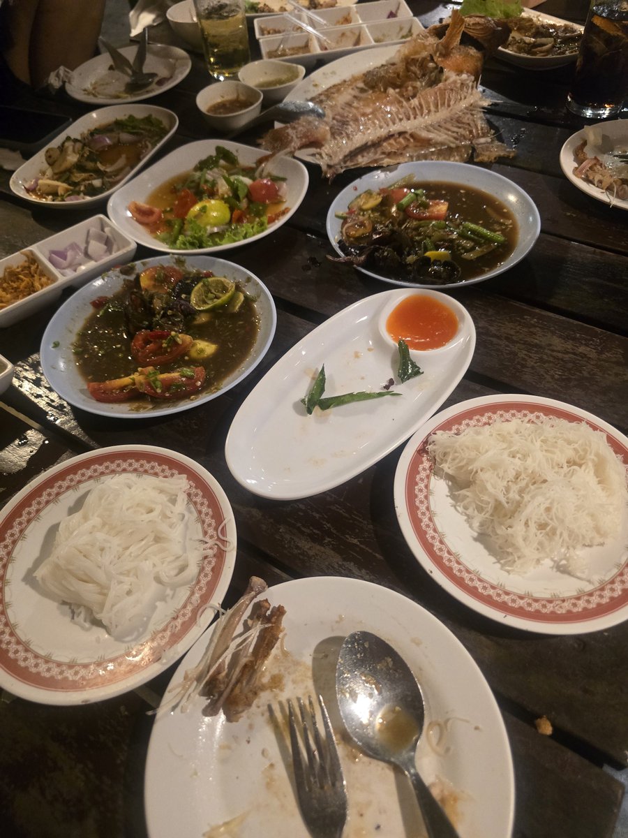 darinuk8j's tweet photo. อร่อยทุกอย่าง 
ปลาเผาร้านนี้
#ศรีราชา หนองยายบู่ https://t.co/VStRH0J67Q