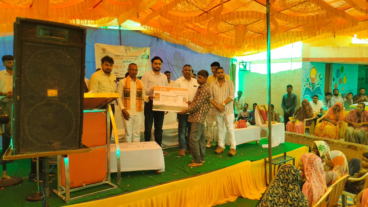 infodahodgog's tweet photo. દાહોદ તાલુકાના સીમલીયા ખુર્દ ગામે “સેવા સેતુ” કાર્યક્રમ યોજાયો
226 નાગરિકોએ ઓપીડીનો લાભ લીધો, 137 લોકોનું બીપી-સુગર ચેકઅપ કરાયું; 72 પીએમજેએવાય કાર્ડ સહિત વિવિધ સેવાઓ અપાઈ @InfoGujarat @CollectorDahod #SSDHD2 https://t.co/0fF8n9ssfW