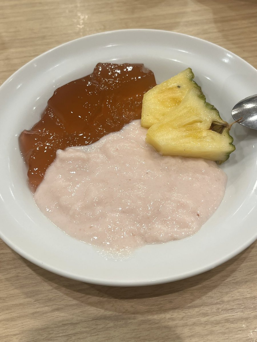 man_tarow's tweet photo. デザート食ってお腹いっぱ〜い！ぶどうのゼリーにいちごフ◯ーチェ、肉食ったのでパイナポー。コーヒーゼリーもクリームソースたっぷりかけて。 https://t.co/uoWOL5zzgl