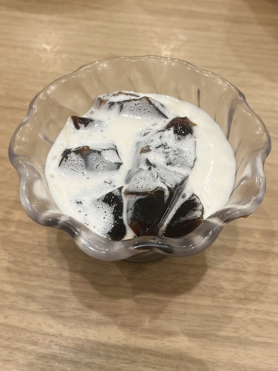 man_tarow's tweet photo. デザート食ってお腹いっぱ〜い！ぶどうのゼリーにいちごフ◯ーチェ、肉食ったのでパイナポー。コーヒーゼリーもクリームソースたっぷりかけて。 https://t.co/uoWOL5zzgl