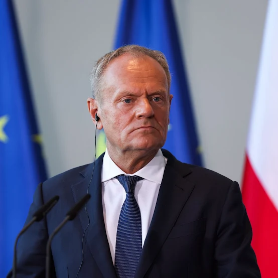 WolnaRadio's tweet photo. Donald Tusk prze do wojny, bo dzięki temu nie będzie wyborów i nikt go nie rozliczy z jego przestępstw. 
Dokładnie z tego samego powodu Zełenski kontynuuje tę wojnę, dodatkowo na niej zarabiając.
Czegoś nie rozumiecie?! https://t.co/bLDnUBKQQm