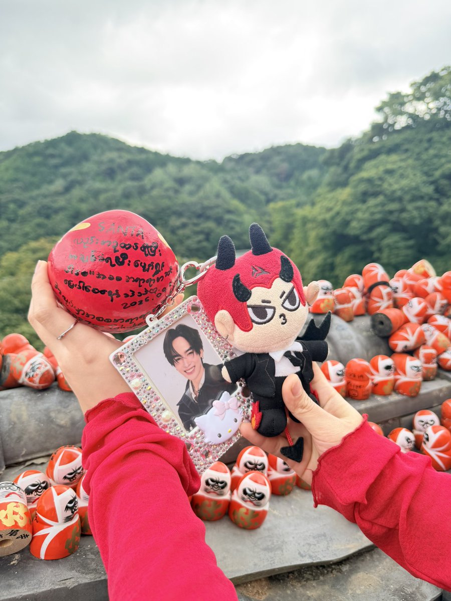 FocusonSANTA_mm's tweet photo. I prayed for Santa at Katsuoji Temple🤍

I wished that he would be loved even more, be happier than ever, and that everything in his life would go smoothly. 🥺✨

And if my wishes come true, I’ll have to come back again to paint the other eye of the Daruma, so I guess I’ll be coming back to Osaka again before long🤍

PERTHSANTA NIHON ICHINICHI 

#PerthSantaXFanday33inOSAKA 
#Santapp