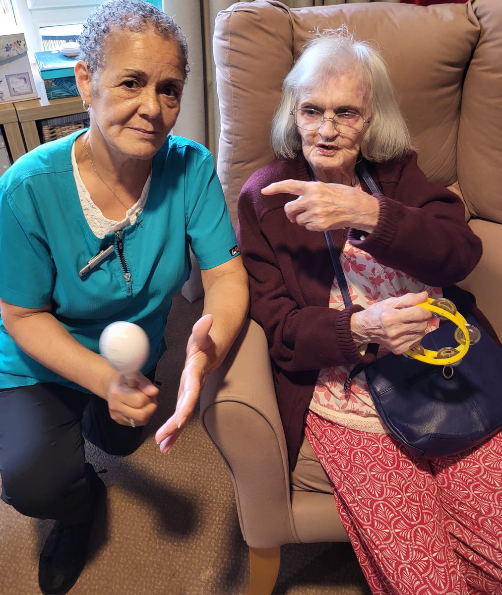Bristolcarehome's tweet photo. 🎶 A Great Afternoon of Entertainment at Quarry House! 🎤
We had a fantastic afternoon of entertainment with the wonderful Josh ! ❤️
#QuarryHouse #LiveEntertainment #LiveMusic #SingingTogether #MusicAndMemories #SingAlong #MakingMemories https://t.co/XiRctpNLP1