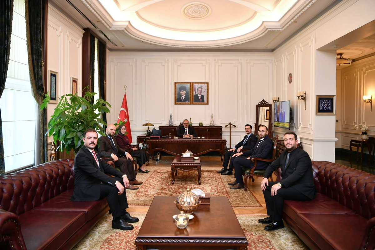 AnkaraValiligi's tweet photo. Vali Yakup Canbolat, Büyük Birlik Partisi Ankara İl Başkanı Hamza Kurt ve beraberindeki heyeti kabul etti.

Ziyaretleri için teşekkür ediyoruz. https://t.co/t4MR35KvDZ