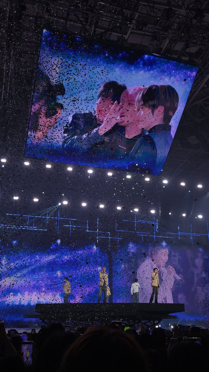optimusxbaifern's tweet photo. พี่จอนนี่บอกว่าเมื่อวานตอนกำลังไปกินเลี้ยงได้คุยกับโดยองนิดหน่อย โดยองร้องไห้ ( ห้ามบอกว่าพี่จอนเป็นคนมาเล่าให้ฟังนะ ) ตอนดูภาพช่วงเวลาที่พวกเราเดินทางมาด้วยกันในตอนเพลง day after day ความรู้สึกมันเอ่อล้นขึ้นมาจนร้องไห้

โดยองเป้นคนที่รักวงมาก พอได้มานั่งดูคอนในช่วงเวลาที่เพื่อน ๆ เมมเบอร์แสดงกัน 5 คน คงอดคิดถึงช่วงเวลาที่อยุ่ด้วยกันมาไม่ได้ ปุปุน้าคนเก่ง😭🫂🫳🏻