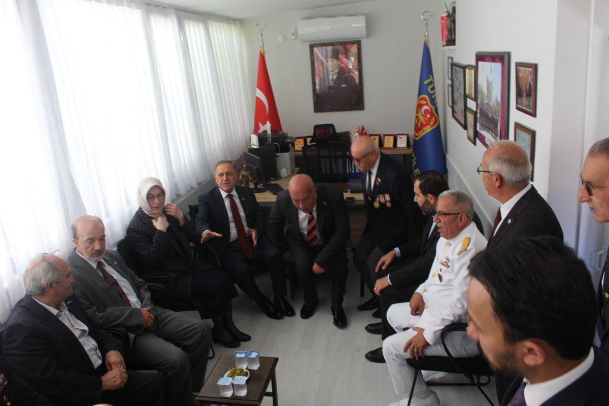 iyipartiyalova's tweet photo. İl Sekreterimiz Hikmet Aslan ve İl Başkan Yardımcımız Ekrem Durak, 19 Eylül Gaziler Günü vesilesiyle Türkiye Muharip Gaziler Derneği Yalova Şubesi’ni ziyaret ettiler. 

Fedakârlığınız, bu milletin hafızasında daima yaşayacak. Gaziler Günü Kutlu olsun. 🇹🇷 https://t.co/VEfPc7TjCt