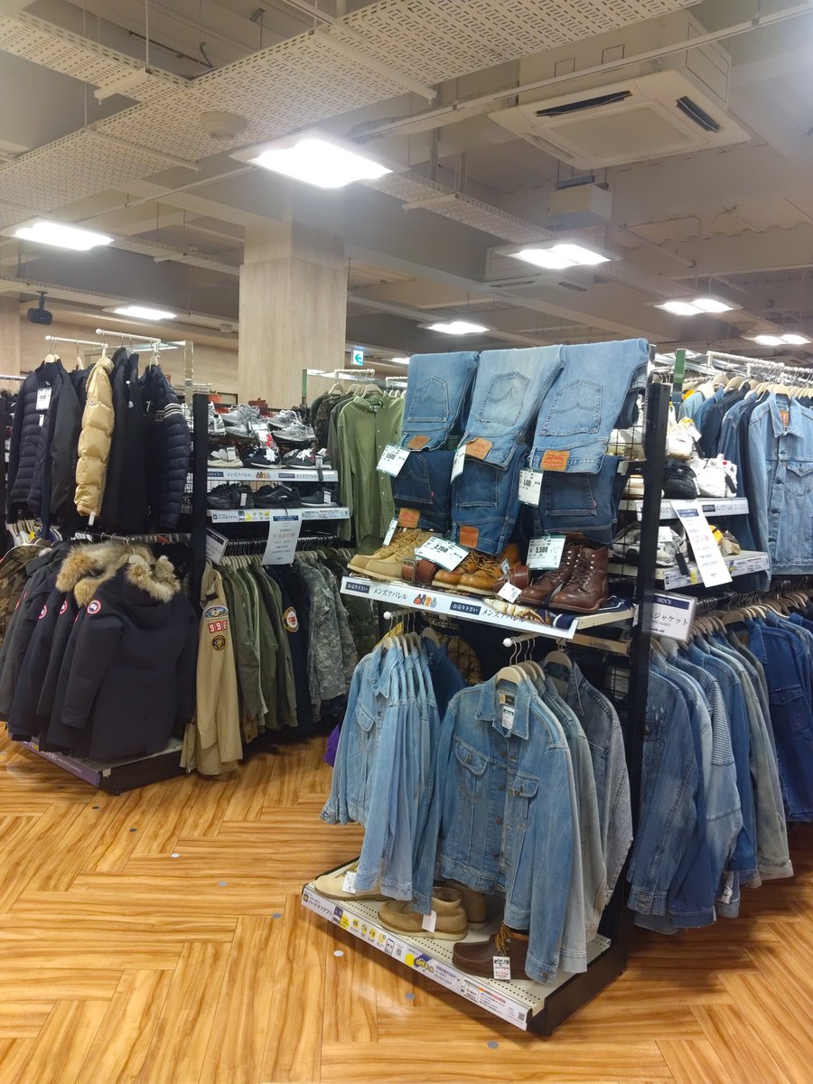 offhousekaizuka's tweet photo. グランドオープンまで
‼️あと4日‼️
 
沢山のデニムや服が置いてあるので、是非きてください‼️👖

25日の期間中まで、
ご自由に店内をご覧頂けます‼️

尚販売開始は25日からとなっております。
皆様のご来店お待ちしております‼️
#ハードオフ
#オフハウス
#オフハウス貝塚 https://t.co/8Gt54nfnkn