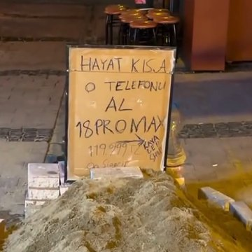 AzranurgulerNur's tweet photo. Çanakkale'de bir telefoncu satış yapmak için sokak ortasına mezar yaptırdı.  

"Hayat kısa, o telefonu al."

#tuzlukahve #borsa #bist100 #ilemri #AMDvBJK #hisse #altın https://t.co/XimybaRT7C