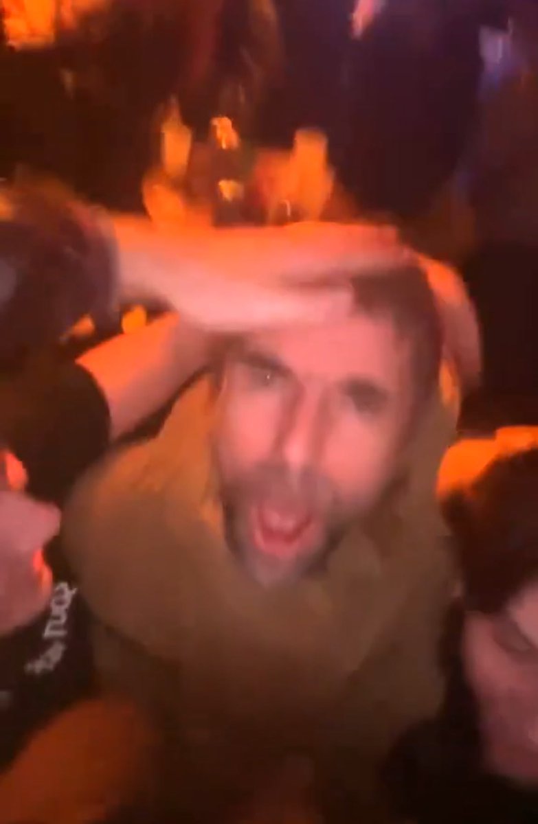romansisoy's tweet photo. feliz cumpleaños liam gallagher te amo mucho... no sé si seré un 10 como fan pero vos tampoco sos la gran cosa así que no jodas!! https://t.co/YdvDufp1yg