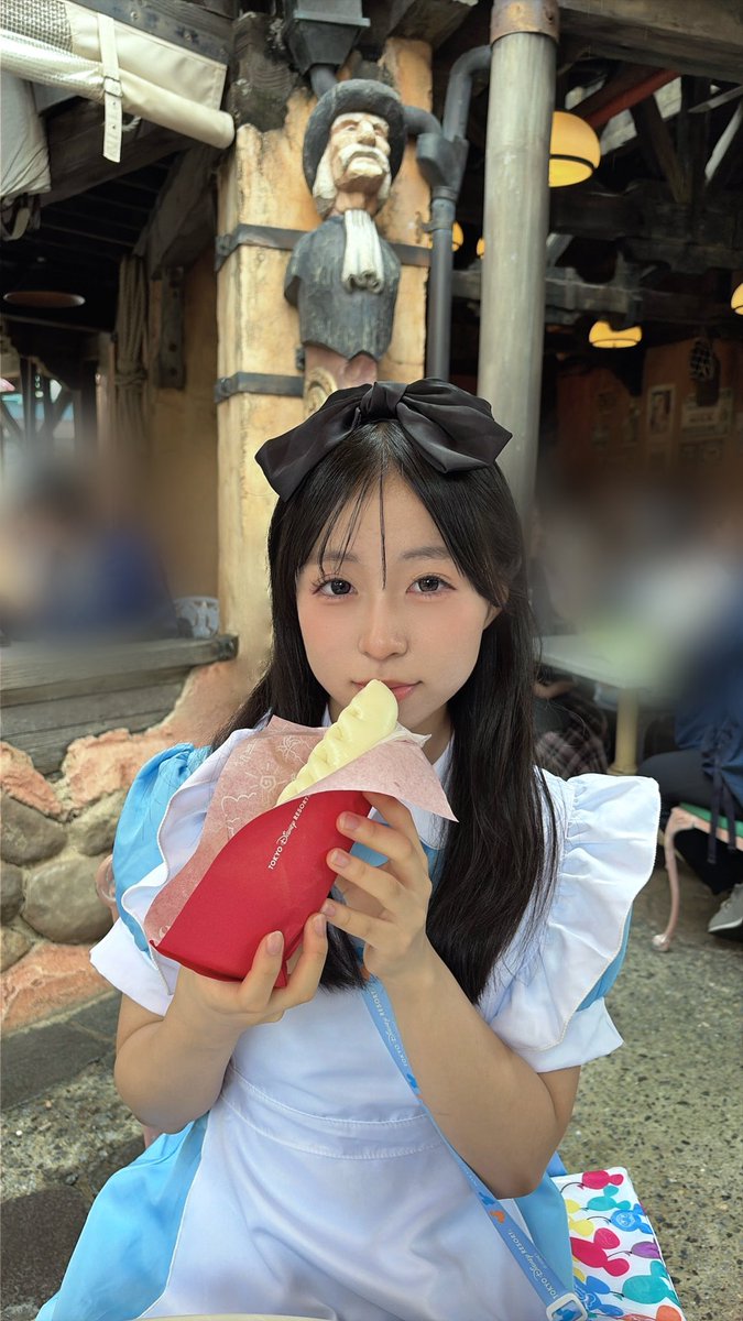 rucca_k7's tweet photo. アリス️🩵🫖𓂃𓈒

初めてギョウザドッグ食べた

 #Dハロ  #ディズニー  #jk  #ミュージカル   #ハロウィン https://t.co/cpKniHcruO