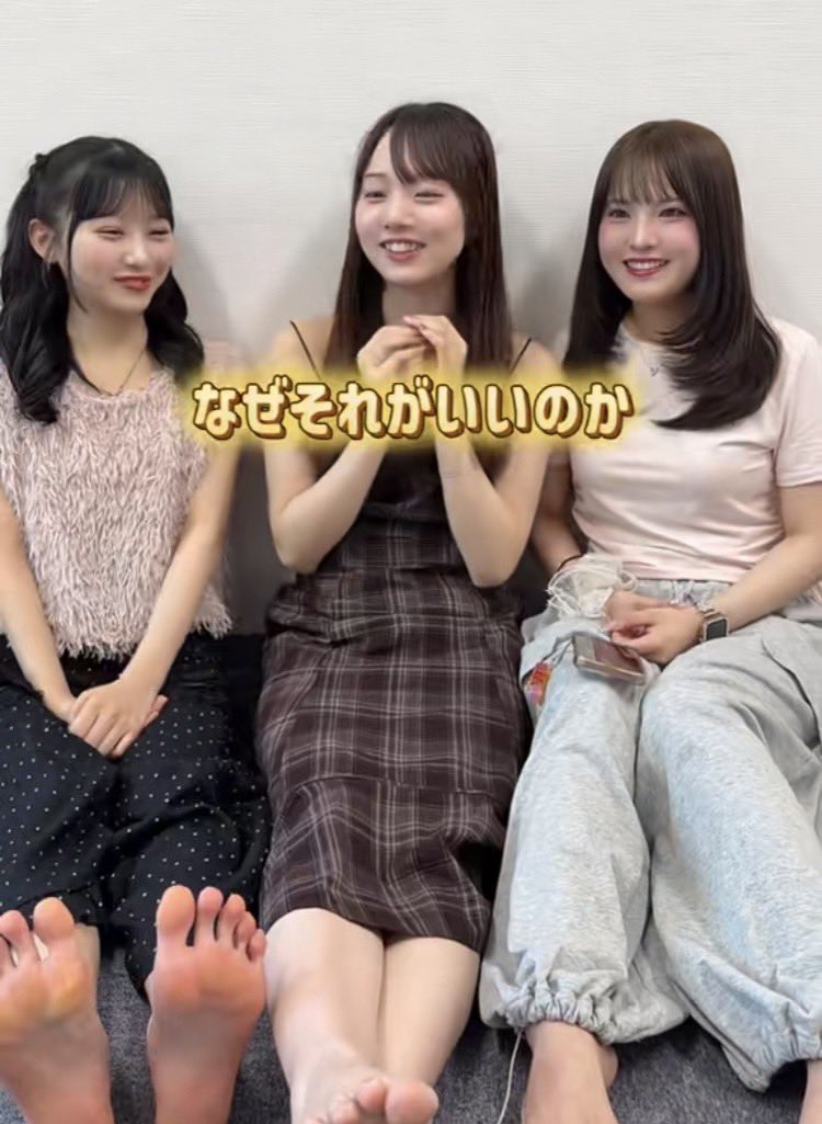 Korepyon0801's tweet photo. 青学生のインスタから。
ほんとこの子の足裏素晴らしいw
足クセが悪いのもなんかいいw
今回は3人とも足裏みせてくれてました！左の子の足がちょっと臭そうなのがまたいい👣

#足フェチ
#足の匂い
#足裏
#足裏フェチ
#裸足 https://t.co/b0lcwjATYC