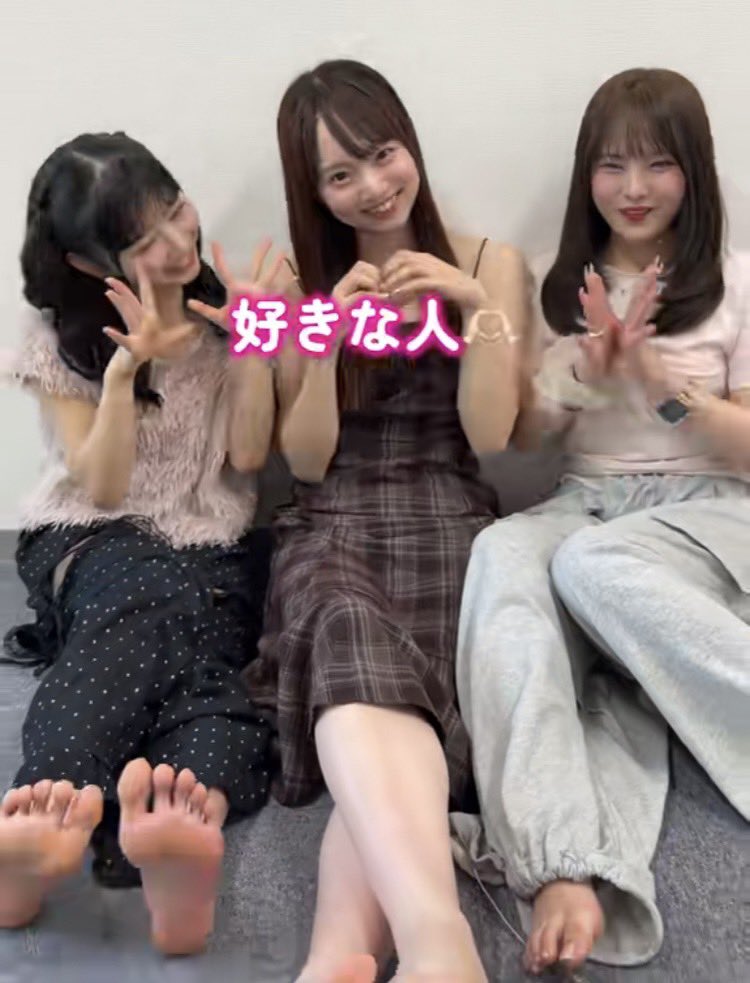 Korepyon0801's tweet photo. 青学生のインスタから。
ほんとこの子の足裏素晴らしいw
足クセが悪いのもなんかいいw
今回は3人とも足裏みせてくれてました！左の子の足がちょっと臭そうなのがまたいい👣

#足フェチ
#足の匂い
#足裏
#足裏フェチ
#裸足 https://t.co/b0lcwjATYC