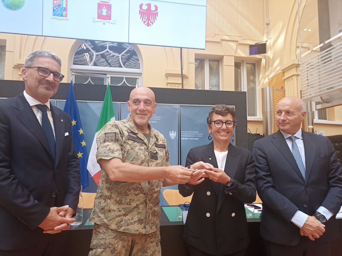 segredifesa's tweet photo. Siglato Atto di permuta tra #SEGREDIFESA #GENIODIFE, P.A. #Bolzano e @agenziademanio, per la riqualificazione della Caserma "Rossi" dell'@Esercito in Merano. Prosegue la valorizzazione delle infrastrutture della #Difesa, nel rispetto della sostenibilità energetica e ambientale. https://t.co/V778X0AXqv