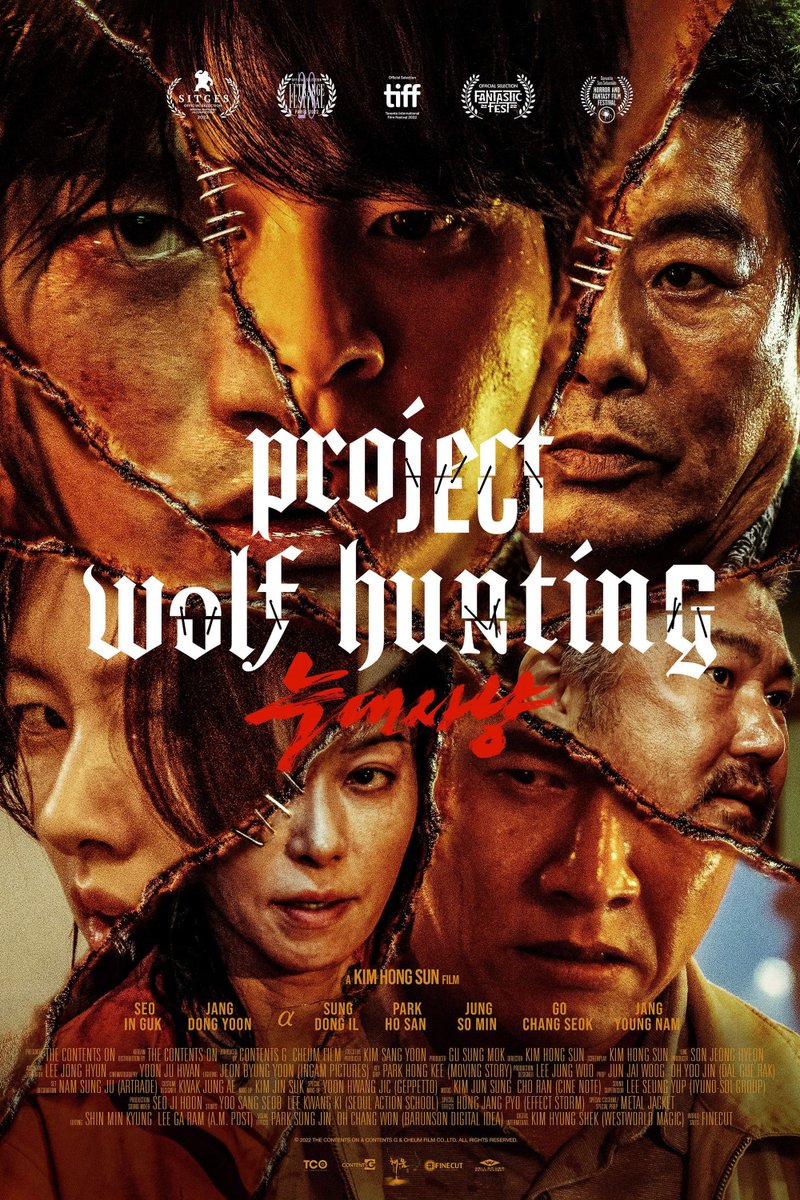 jungsominbr's tweet photo. #ProjectWolfHunting está completando 4 anos! 🐺

Com #JungSomin, #SeoInguk e #JangDongyoon, o filme acompanha o transporte de perigosos criminosos a bordo de um cargueiro, sob forte escolta policial. Durante a viagem, os detentos se unem para executar uma fuga coordenada, dando início a uma rebelião que rapidamente se transforma em um motim sangrento. Porém, em meio ao caos e ao terror que toma conta do navio, eles descobrem que libertaram, sem saber, algo ainda mais aterrorizante escondido nas profundezas do porão. 

#JungSomin dá vida a Lee Dayeon, uma detetive de crimes violentos encarregada de escoltar as criminosas a bordo do cargueiro. Determinada, habilidosa e destemida, ela se vê lutando pela sobrevivência quando a rebelião transforma o navio em um verdadeiro caos.

📺 Disponível na Prime Video.