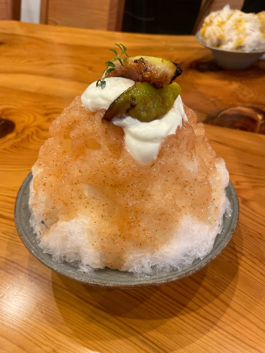 7216akko_a's tweet photo. 梅シロップにアールグレイのかき氷(友達が頼んだ)
私が頼んだのは無花果とマスカルポーネのかき氷。アールグレイのシロップを追加。
好みは梅とアールグレイのかき氷。また食べたい。アールグレイとのマリアージュ？美味！期間限定だし、お店自体も間借り営業のお店だし、、明日も食べたい🥺 https://t.co/23Q0qBgwsN