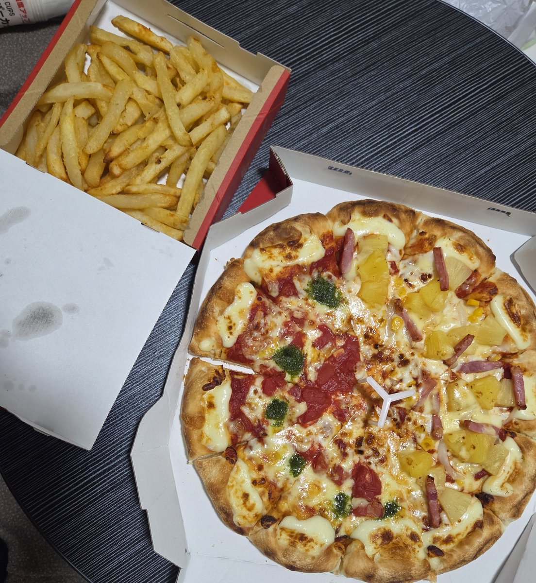 JpnSetsuko's tweet photo. We had to give up on practice due to the heavy rain, so I'm having a pizza party with a friend. https://t.co/AYy9JDW6ES