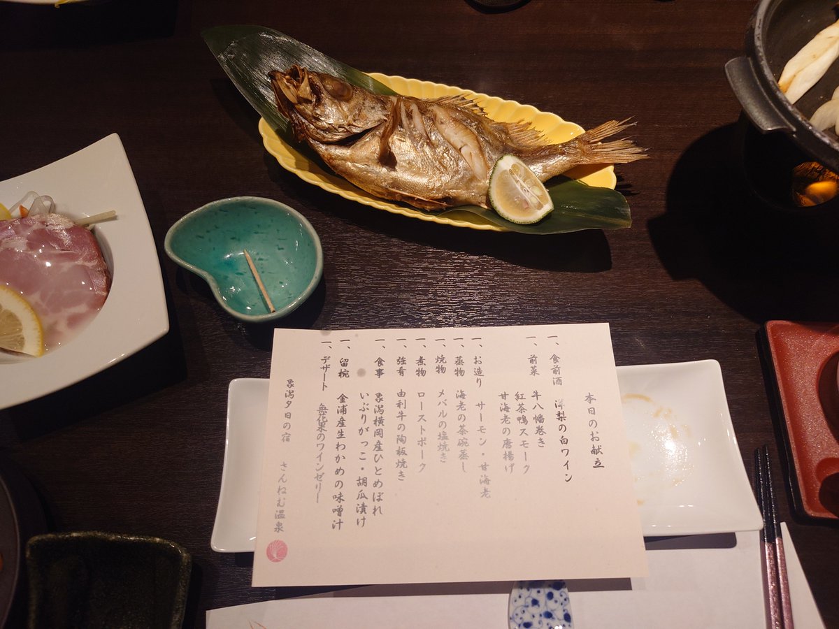 ebigari6128's tweet photo. 秋田旅行三日目！
最後の夕食〜！
最後の最後まで焼肉が出てきてくれたぜ！うみゃあ！
あとメバルの解体ショウ大変だった…丸々一匹は聞いてねぇぜ… https://t.co/YJEn0guAk7