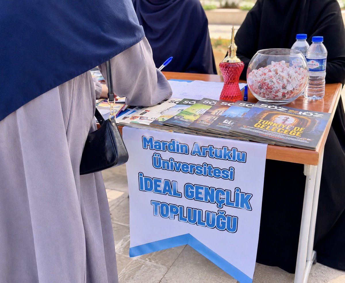 ideal_genclik47's tweet photo. Bol muhabbet ve küçük ikramlarımızla bugün stand başında kıymetli hanım kardeşlerimizle buluştuk.Kulübümüzü ve faaliyetlerimizi anlattık.Henüz tanışmadığımız/özleştiğimiz kardeşlerimizi yarın standımıza bekleriz. Gelin üniversite hayatınızda unutulmaz anılara birlikte imza atalım https://t.co/nPWKd95luh