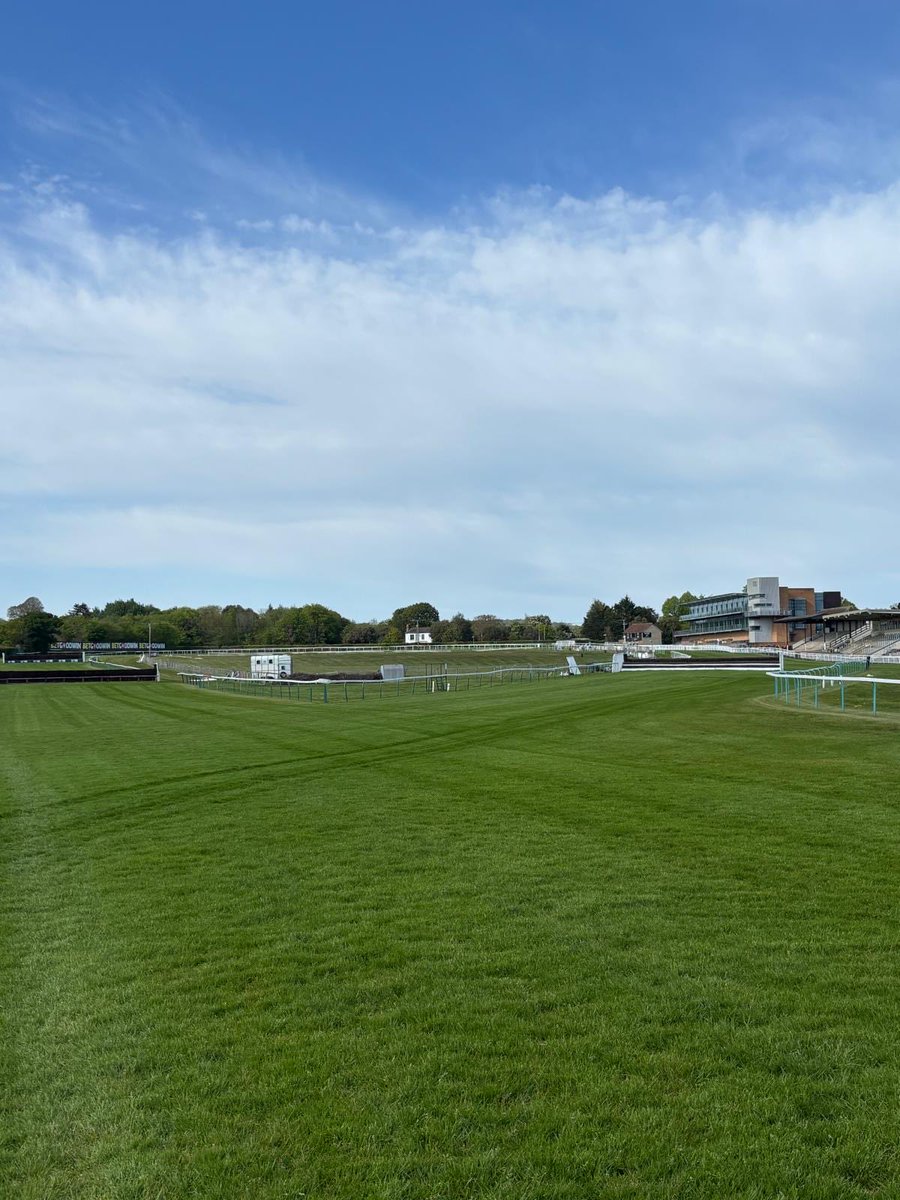 FontwellPark's tweet photo. 36 declared runners over 6 races for tomorrows racing. 

Gates open at 12.10 and the suns joining us too ☀️ 🐎 https://t.co/uMfbKSCMpB