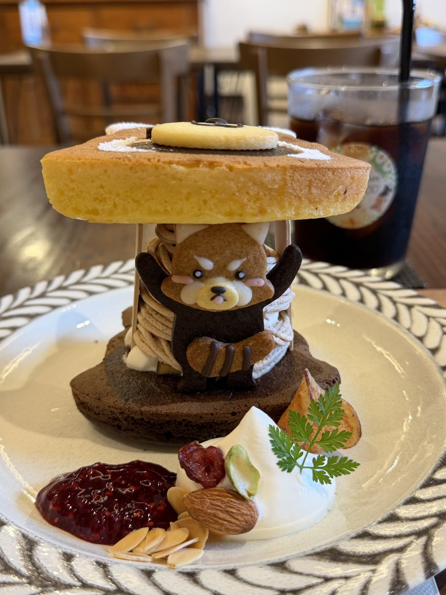 PancakesToshi's tweet photo. 目黒区碑文谷『henteco森の洋菓子店』さん

9/4〜期間限定
「レッサーパンダパンケーキ」

レッサーパンダ型のココア生地とプレーン生地を使い、レッサーパンダの威嚇クッキーを【乗せる】か【サンドする】か、味は【季節限定】【チョコバナナ】【モンブラン】の三種類から選べます

写真のは、【サンド】＋【モンブラン】です😄

生地はふわしっとりしており、栗のモンブランクリームと生クリーム、カシスソース、ナッツ、おさつチップが添えられています✨

レッサーパンダクッキーが手を挙げて威嚇しているので、持ち上げているように見えますね😁パンケーキもレッサーパンダ顔になっており、可愛らしく美味しくいただきました😋

おじさん一人で行ってきました👨笑
