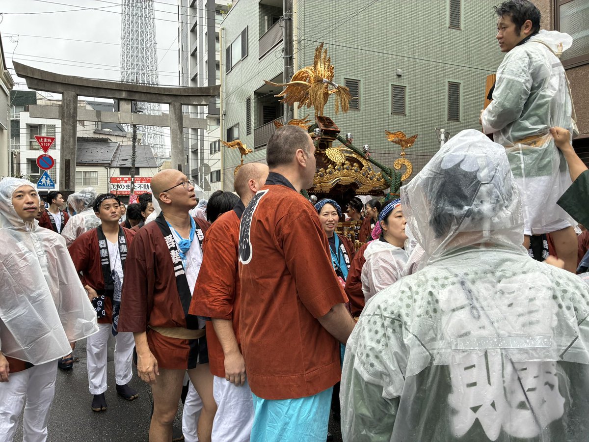 tochinoshin's tweet photo. 雨でも祭りは決行です。
神輿と一緒に、みんなの熱気も最高潮です。
日本の祭り、やっぱり最高‼️ https://t.co/TTyhbHDget