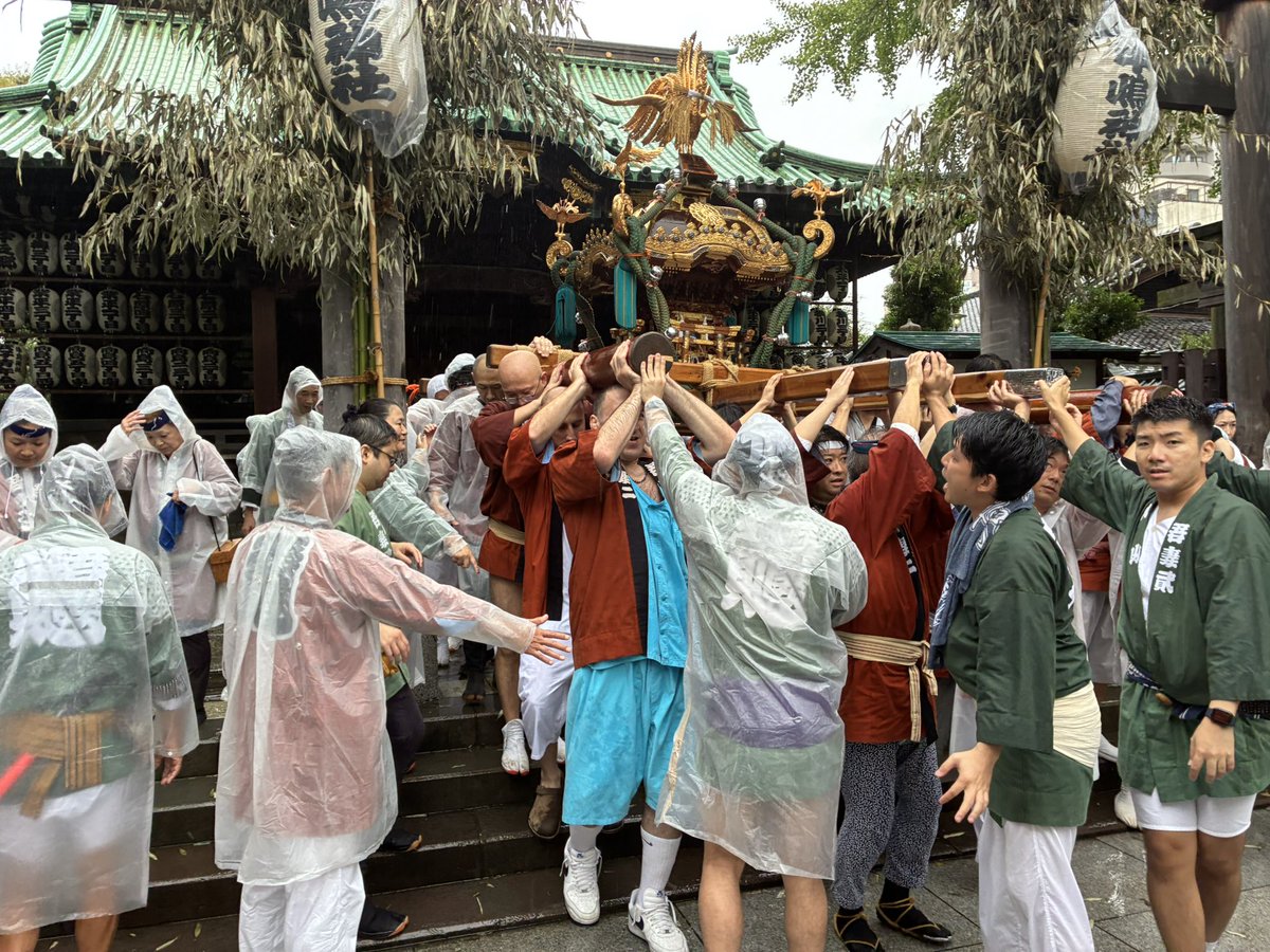 tochinoshin's tweet photo. 雨でも祭りは決行です。
神輿と一緒に、みんなの熱気も最高潮です。
日本の祭り、やっぱり最高‼️ https://t.co/TTyhbHDget
