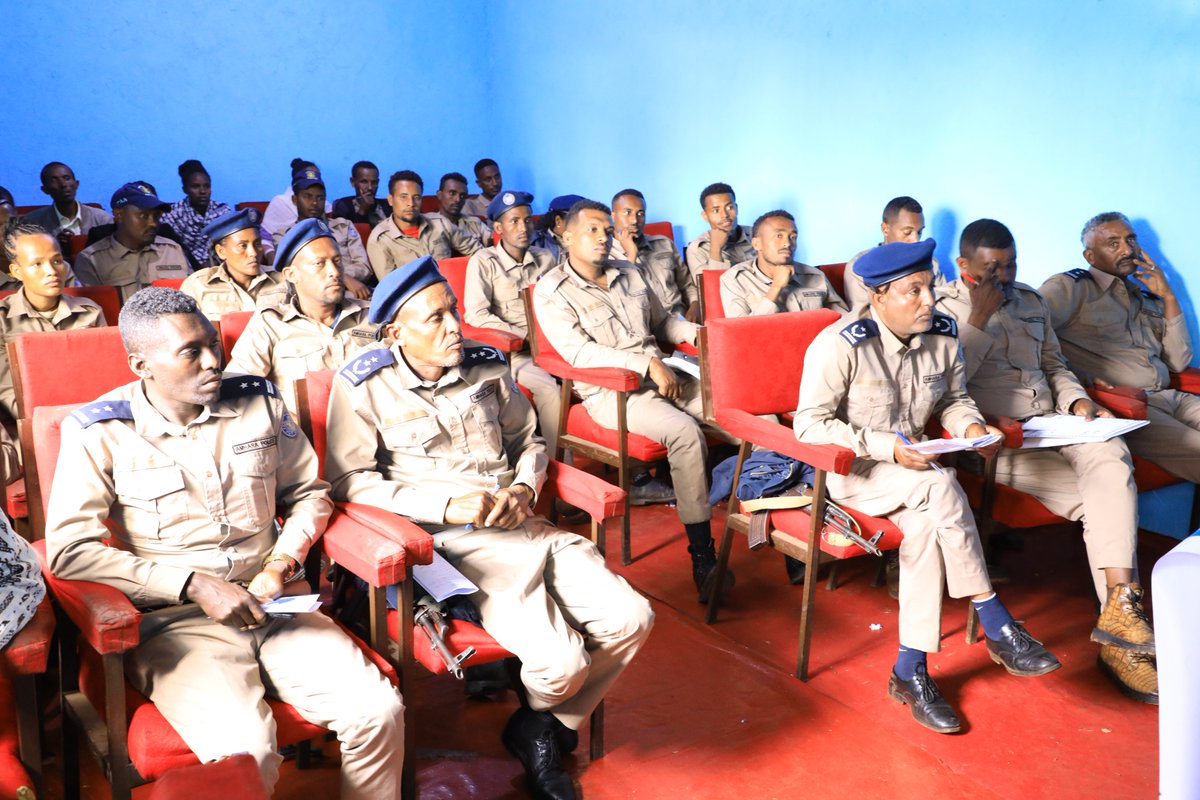 ankeshacom12's tweet photo. የፖሊስ አባላት በህግ ማስከበር ተግባር የተሰጣቸውን ተልዕኮ በቁርጠኝነት በመወጣትና አጠቃላይ የህ���ቡን ሰላምና ደህንነት ለማረጋገጥ የአላማ ፅናትና የስራ ፍቅር ወሳኝ ነው። https://t.co/zxpXXa4q1j