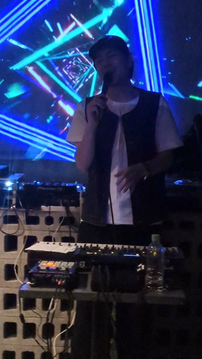CPI3oVLad7wqxjq's tweet photo. MOMENT
Album Release Party at 香川 & 島フェスアフターパーティー
昨夜は高松et ceteraさんへ
一曲目!!嬉しすぎて胸いっぱい
島フェスでは聴けなかった曲も🥹
2ndまでは残れず
楽しすぎて帰りたくなかったー!!
et ceteraさん良い雰囲気で最高の夜でした✨
高松の空、凄かった!!
#Nenashi https://t.co/hG70KlI6mK