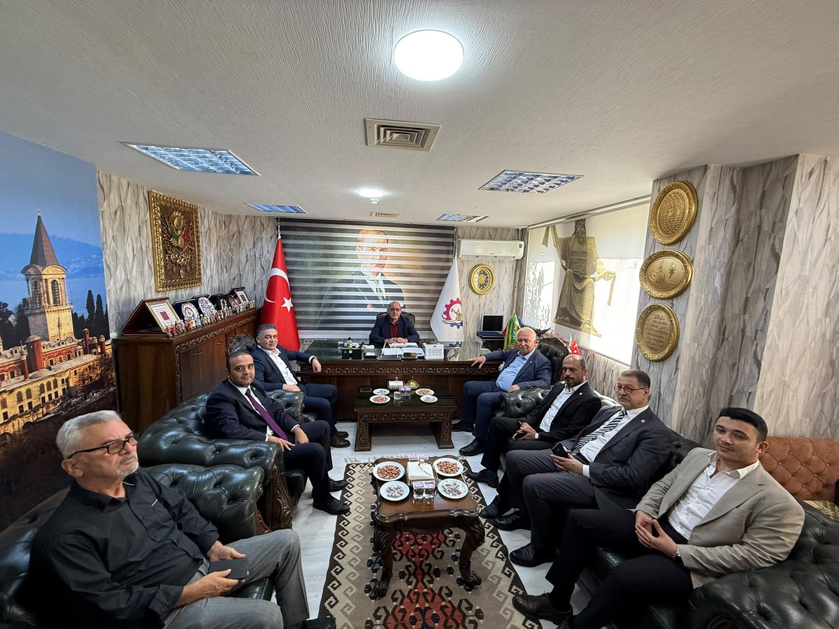 MullaogluServet's tweet photo. 📍 OSMANİYE

♦️Osmaniye saha ziyaretlerimiz kapsamında Kırklareli Milletvekilimiz Sayın Fahri Özkan, İl Başkanımız Sayın Avni Güvel ve yöneticilerimizle birlikte Osmaniye Esnaf ve Sanatkârlar Odaları Birliği Başkanımız Sayın Murat Yalçın’ı ziyaret ettik.

♦️Esnaf ve sanatkârlarımızın sorunlarını, taleplerini ve beklentilerini değerlendirdiğimiz verimli bir sohbet gerçekleştirdik.

♦️Nazik ev sahipliği ve değerli görüşleri için Sayın Murat Yalçın’a teşekkür ediyoruz. 
@yenipartiyiz @fahriozkanyp @avniguvel @yenipartiosm