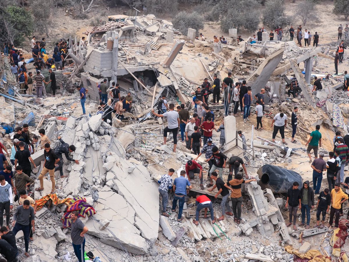 Brendon5374's tweet photo. Ed Sheeran crying that this has been “the worst week if his life”. Meanwhile, in Gaza: https://t.co/ZhPhc1ELbN