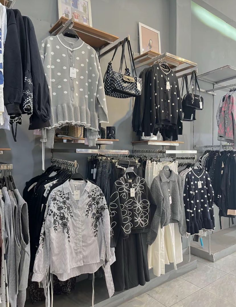 jungjless's tweet photo. Kalo ada yang lucu dan murah, kenapa harus yang mahal?😭👍🏻 Baju-baju di sini harganya affordable untuk gaji umr😭🫶🏻 https://t.co/IEOyrIElqs