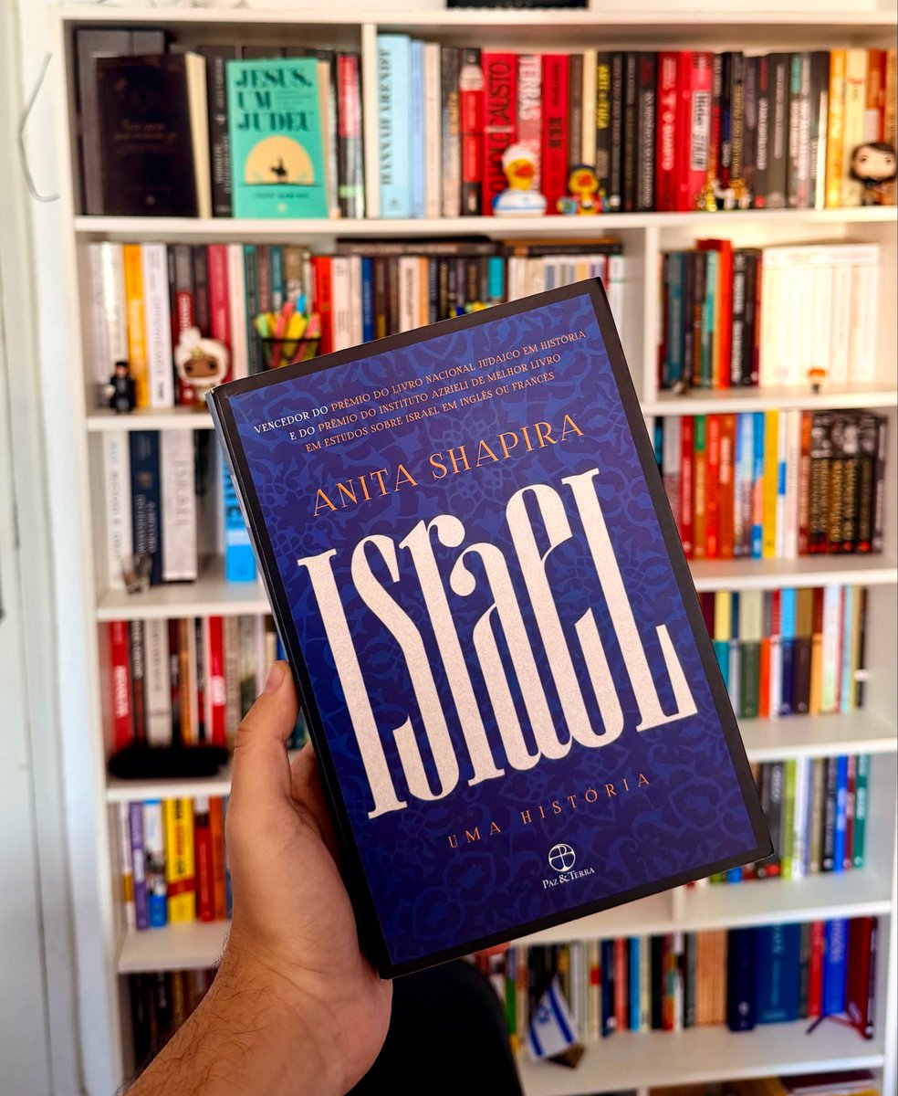 igorhsabino's tweet photo. Aproveitando o feriado de Yom Kippur (não sou judeu, mas trabalho em uma ONG judaica) para reler este clássico. Sem dúvidas, um dos melhores livros sobre a história de Israel 🇮🇱. É imprescindível para entender a história do conflito israelo-palestino! https://t.co/zJzBVa9H1Y