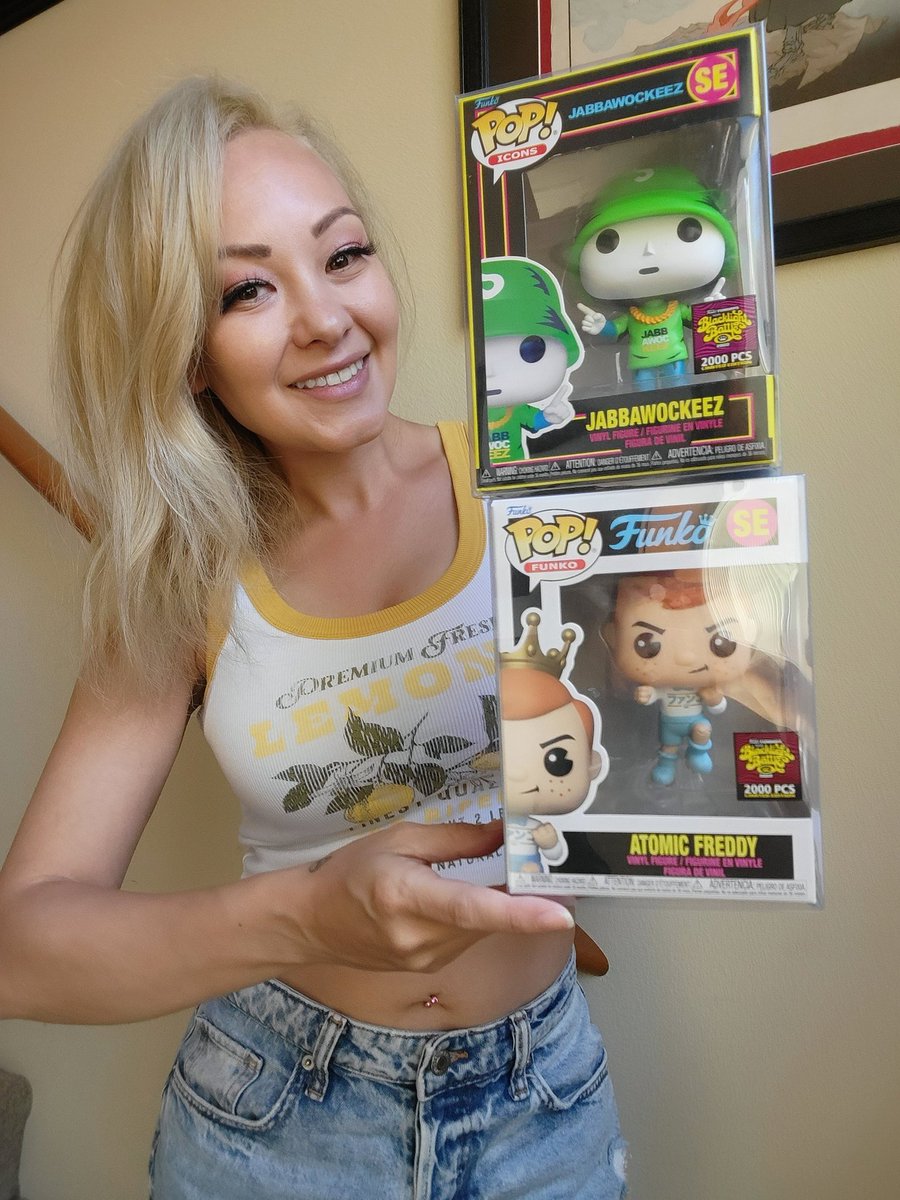 KRMedulla1983's tweet photo. Happy 1st #MiaMonday of fall, fellow @AniMiaOfficial fans! How was your week? I got my 49th & 50th Funko Pops! So because of that, here are pictures of Mia with Funko Pops. I'll take pictures of mine soon. Be careful out there! Stay hydrated & dry, y'all! https://t.co/QkOYLrNGkd