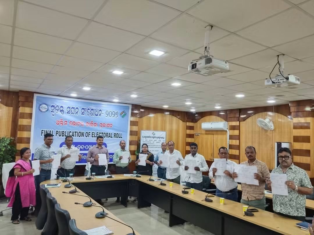 dm_jharsuguda's tweet photo. ଝାରସୁଗୁଡ଼ାରେ ପ୍ରକାଶ ପାଇଲା ଚୂଡ଼ାନ୍ତ ଭୋଟର ତାଲିକା; ମୋଟ ଭୋଟର ସଂଖ୍ୟା ୪,୧୧,୯୮୯

ଆଜି ଜିଲ୍ଲାପାଳ ତଥା ଜିଲ୍ଲା ନିର୍ବାଚନ ଅଧିକାରୀ ଶ୍ରୀ କୁଣାଲ ମୋତିରାମ ଚହ୍ବାଣଙ୍କ ଅଧ୍ୟକ୍ଷତାରେ ଝାରସୁଗୁଡ଼ା ଜିଲ୍ଲାରେ ସ୍ଵତନ୍ତ୍ର ସଘନ ସଂଶୋଧନ-୨୦୨୬ ଅନ୍ତର୍ଗତ ଚୂଡ଼ାନ୍ତ ଭୋଟର ତାଲିକା ଆନୁଷ୍ଠାନିକ ଭାବେ ପ୍ରକାଶ ପାଇଛି। https://t.co/F9RJzOAWsd