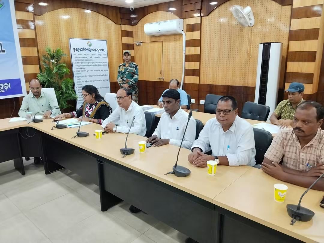 dm_jharsuguda's tweet photo. ଝାରସୁଗୁଡ଼ାରେ ପ୍ରକାଶ ପାଇଲା ଚୂଡ଼ାନ୍ତ ଭୋଟର ତାଲିକା; ମୋଟ ଭୋଟର ସଂଖ୍ୟା ୪,୧୧,୯୮୯

ଆଜି ଜିଲ୍ଲାପାଳ ତଥା ଜିଲ୍ଲା ନିର୍ବାଚନ ଅଧିକାରୀ ଶ୍ରୀ କୁଣାଲ ମୋତିରାମ ଚହ୍ବାଣଙ୍କ ଅଧ୍ୟକ୍ଷତାରେ ଝାରସୁଗୁଡ଼ା ଜିଲ୍ଲାରେ ସ୍ଵତନ୍ତ୍ର ସଘନ ସଂଶୋଧନ-୨୦୨୬ ଅନ୍ତର୍ଗତ ଚୂଡ଼ାନ୍ତ ଭୋଟର ତାଲିକା ଆନୁଷ୍ଠାନିକ ଭାବେ ପ୍ରକାଶ ପାଇଛି। https://t.co/F9RJzOAWsd